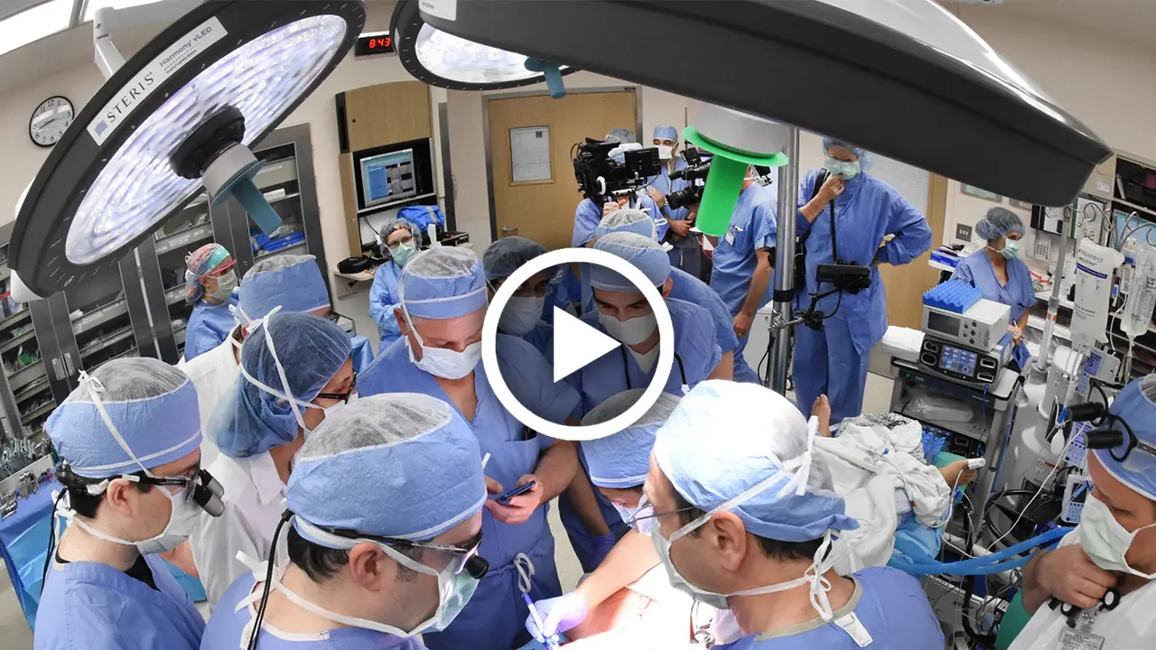 Doctor explica un trasplante de rostro en un segmento de Telemundo.