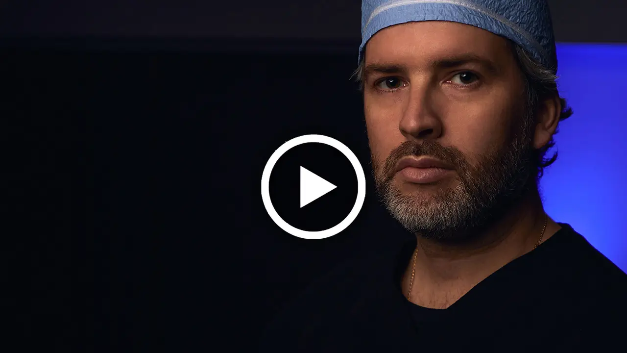 Experto en cirugía facial analiza cambios estéticos en una figura pública durante una entrevista.